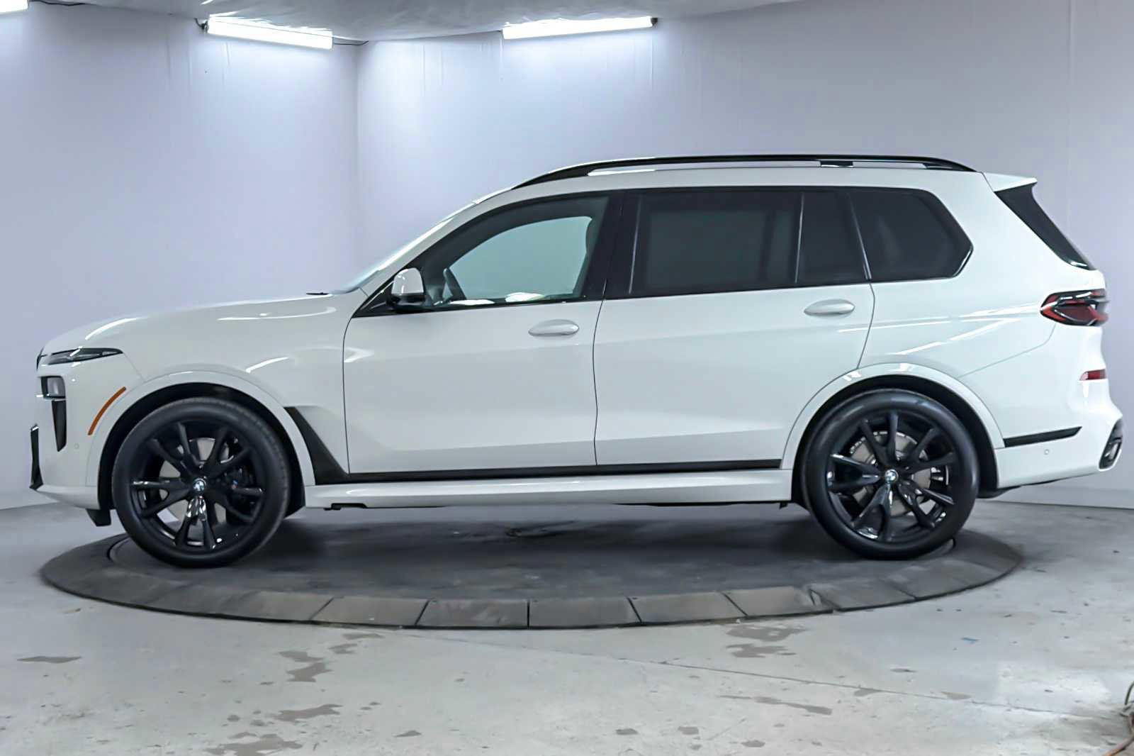 Used 2026 BMW X7 xDrive40i w/ M Sport Package image 5