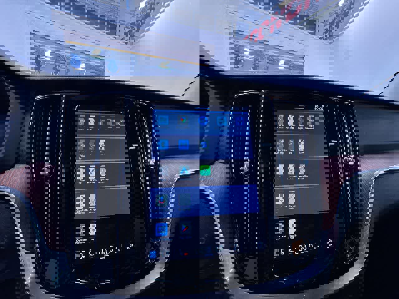 Used 2025 Volvo V60 B5 Cross Country Plus image 24