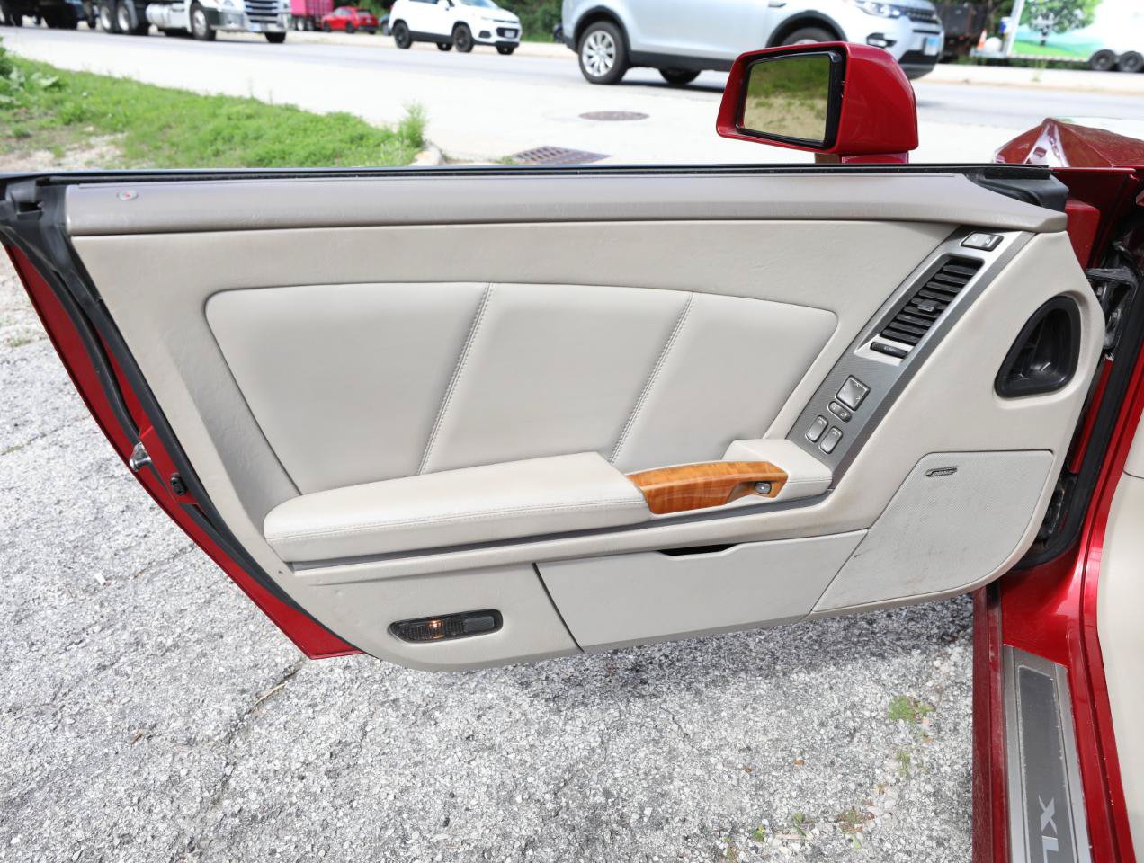 Used 2005 Cadillac XLR RWD image 17