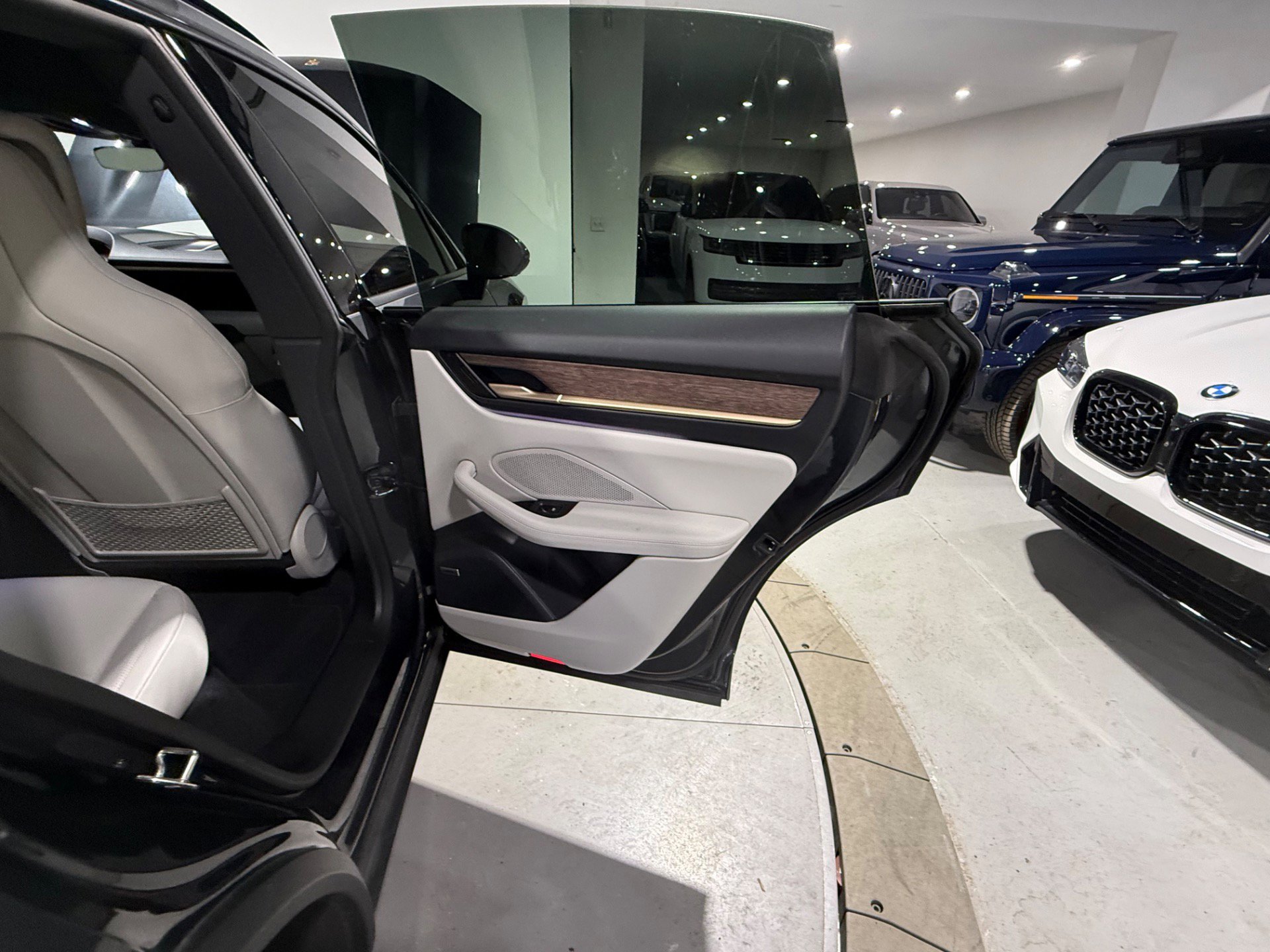 Used 2024 Porsche Macan 4 Electric w/ Premium Package image 72