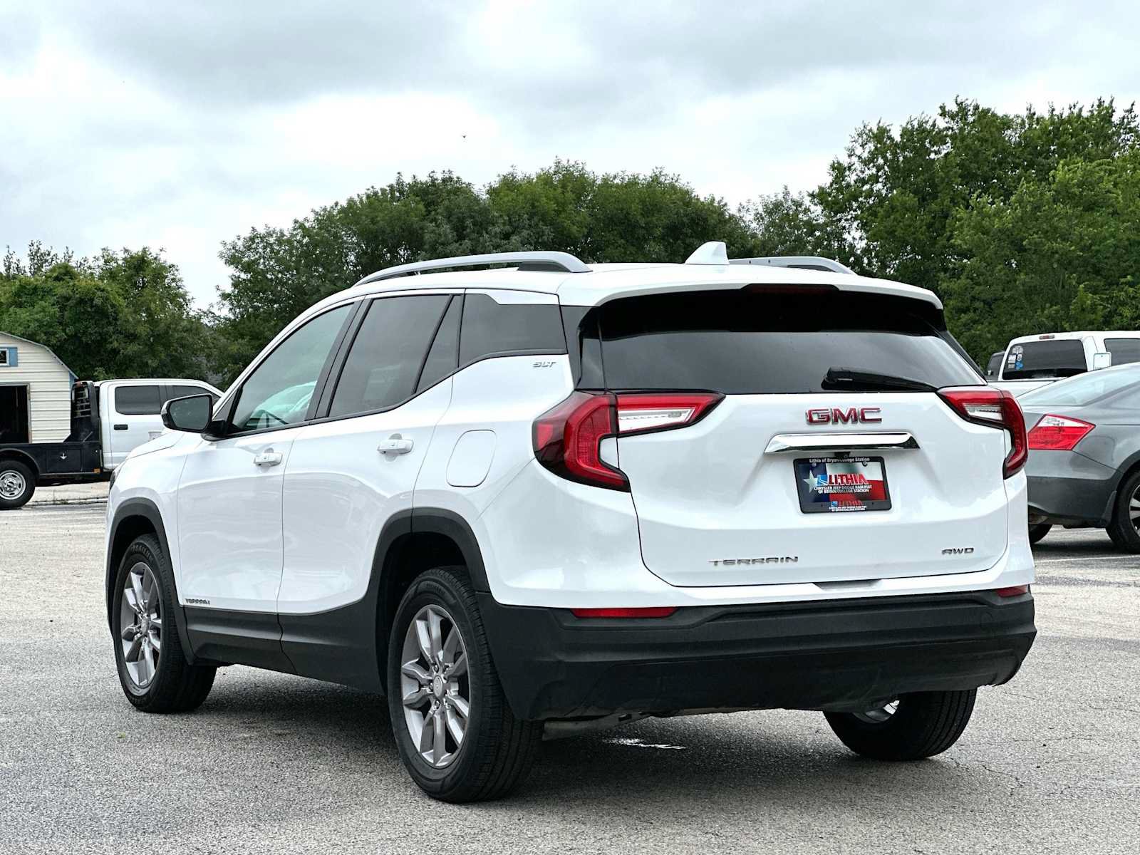 Used 2024 GMC Terrain SLT AWD/4WD image 13