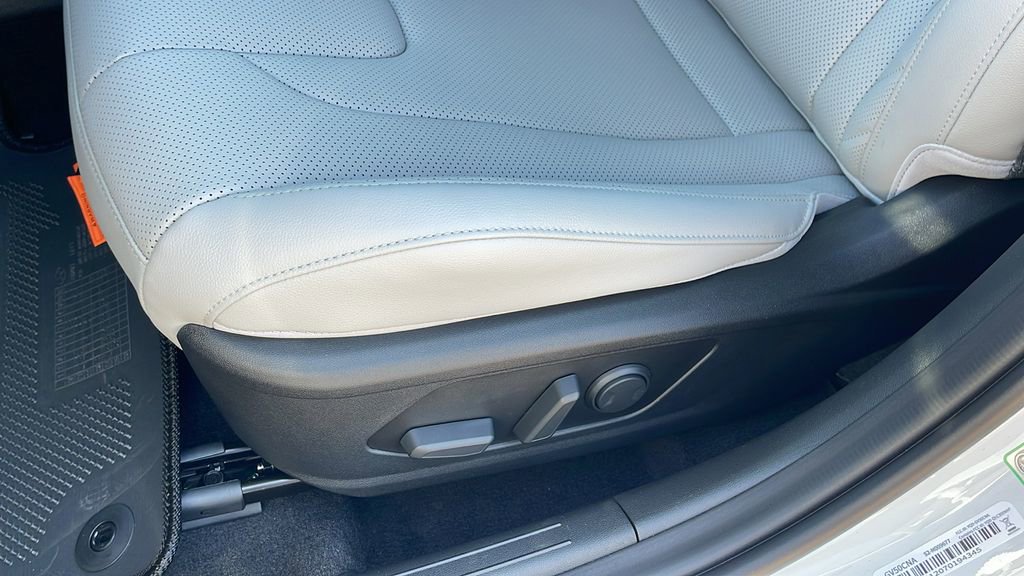 New 2025 Hyundai Elantra Limited image 28