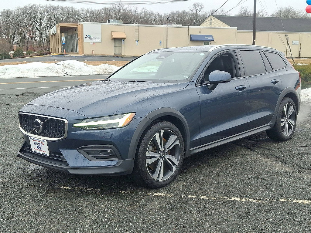 Used 2023 Volvo V60 B5 Cross Country Plus image 9