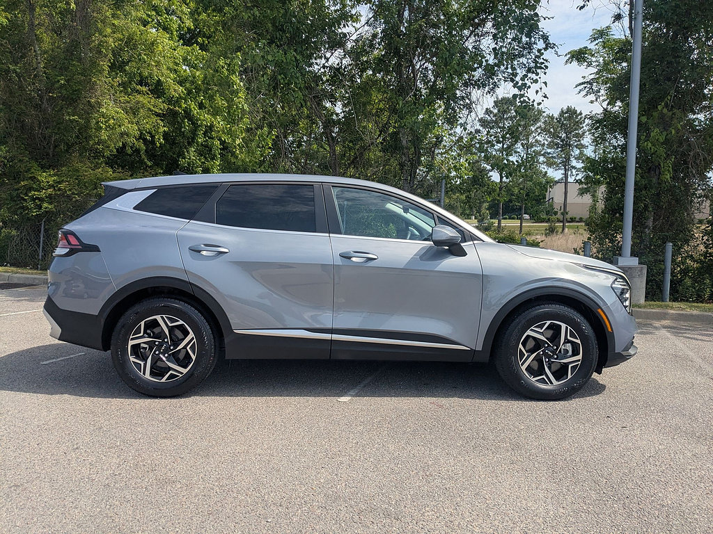 Used 2025 Kia Sportage LX FWD image 2