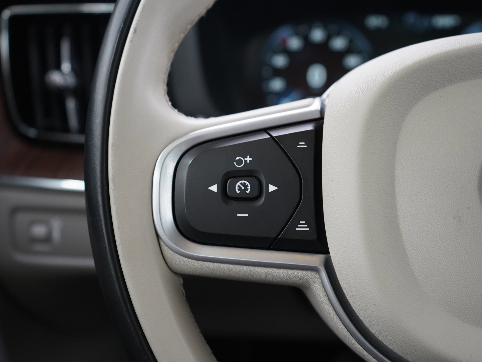 Used 2019 Volvo XC60 T6 Momentum w/ Multimedia Package image 27