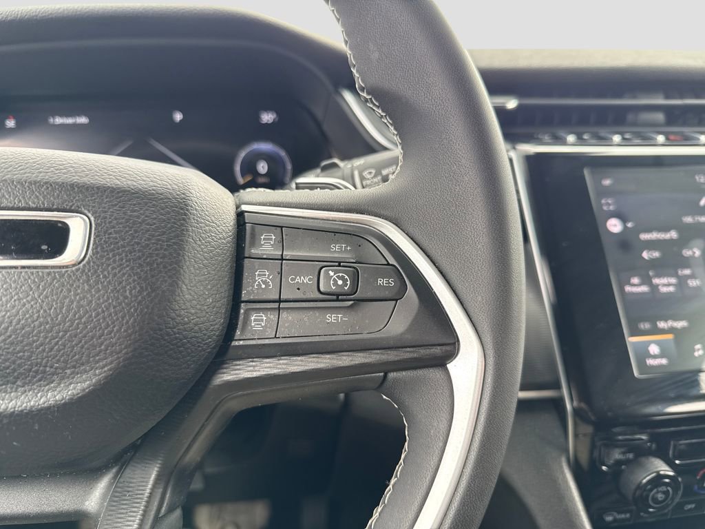 Used 2023 Jeep Grand Cherokee Laredo image 18