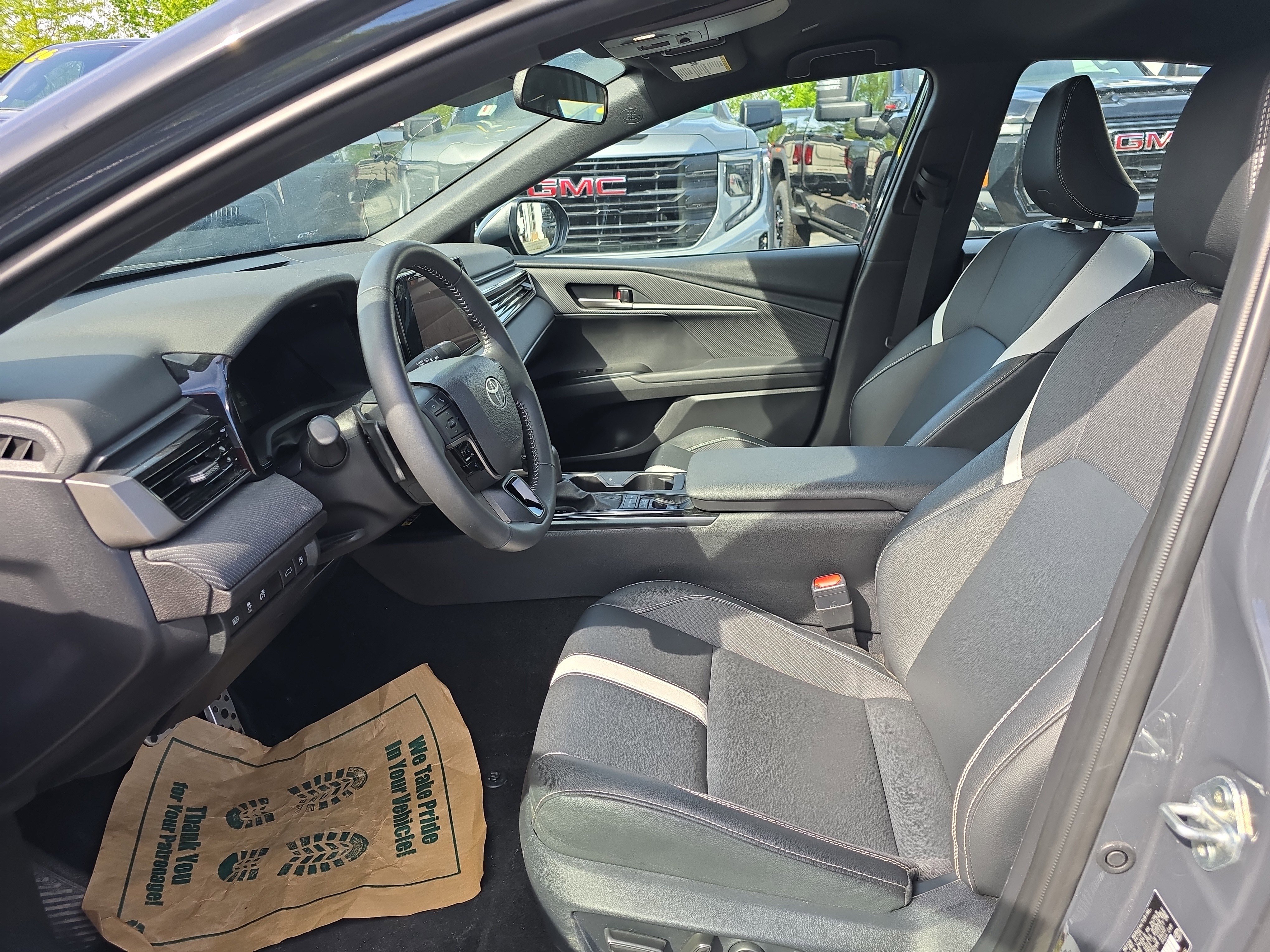 Used 2025 Toyota Camry SE FWD image 11