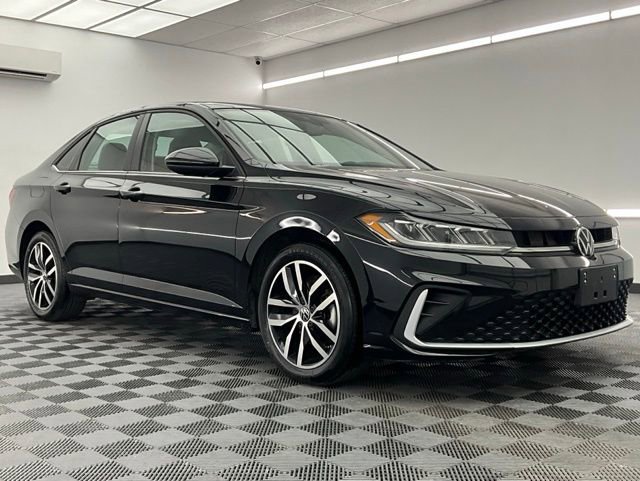 Used 2025 Volkswagen Jetta SE image 3