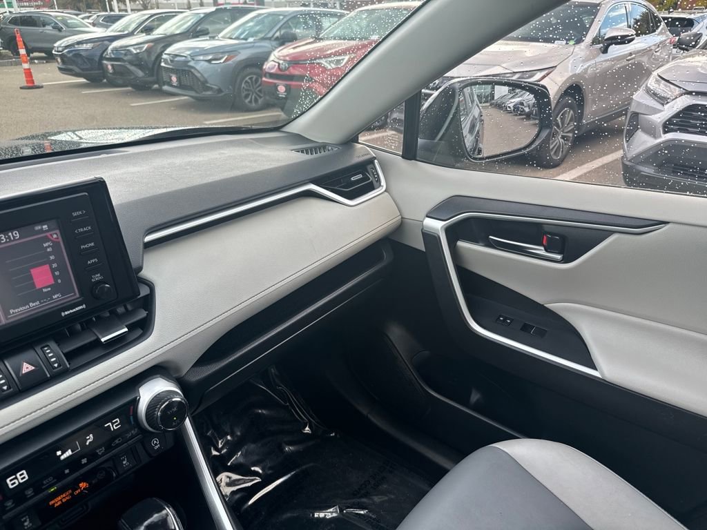 Used 2021 Toyota RAV4 XLE Premium image 27
