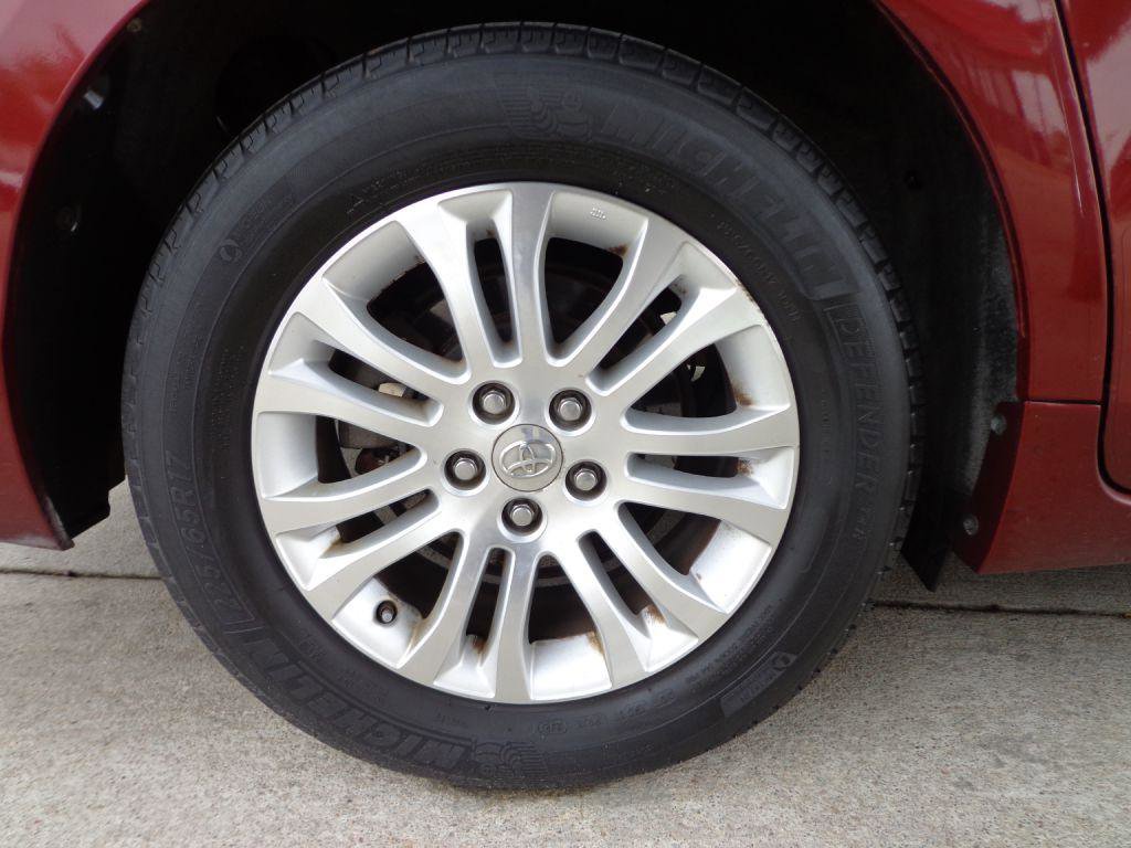 Used 2015 Toyota Sienna XLE w/ XLE Navigation Package FWD image 9