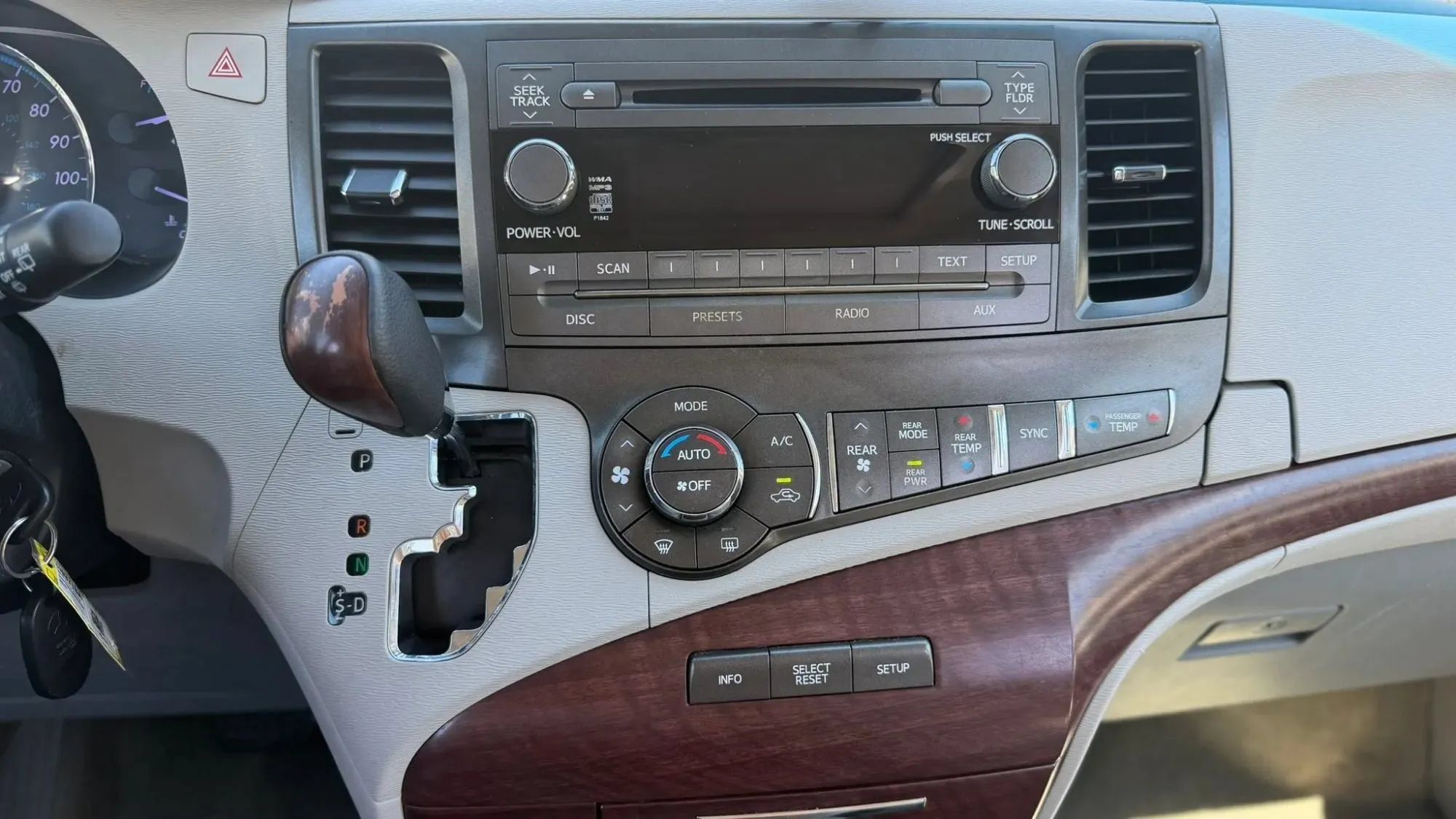 Used 2013 Toyota Sienna XLE FWD image 20