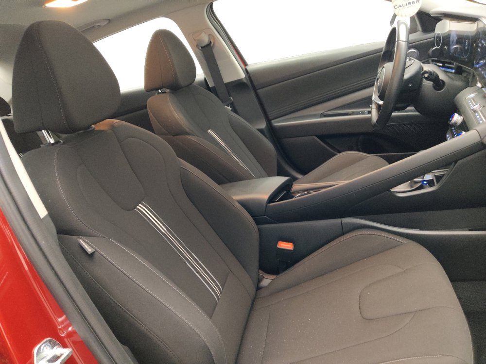 Used 2025 Hyundai Elantra SEL image 21