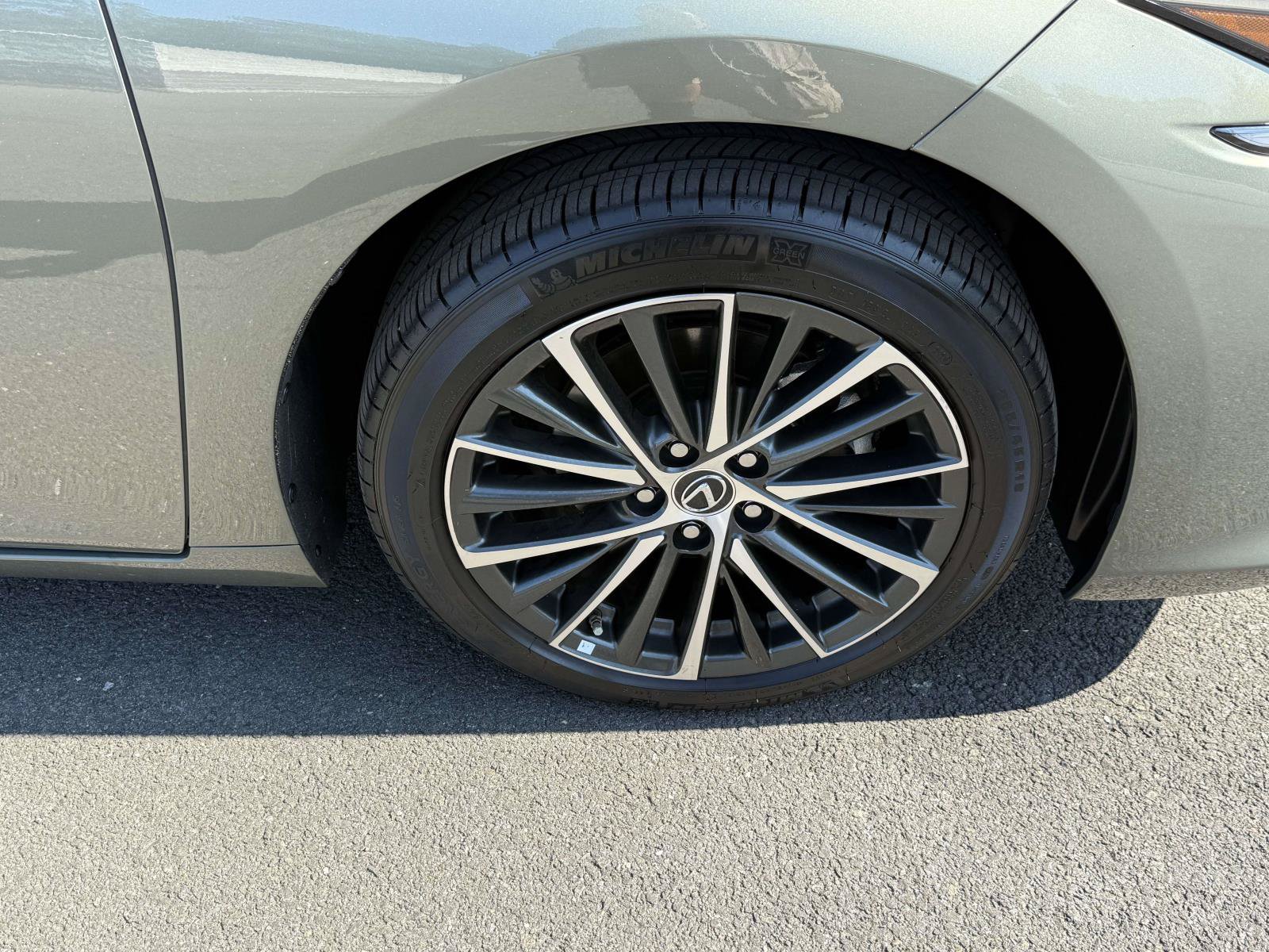 Used 2025 Lexus ES 350 w/ Premium Package FWD image 7