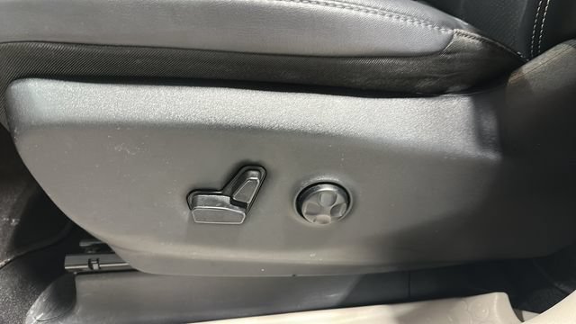 Used 2024 Chrysler Pacifica Touring-L FWD image 9