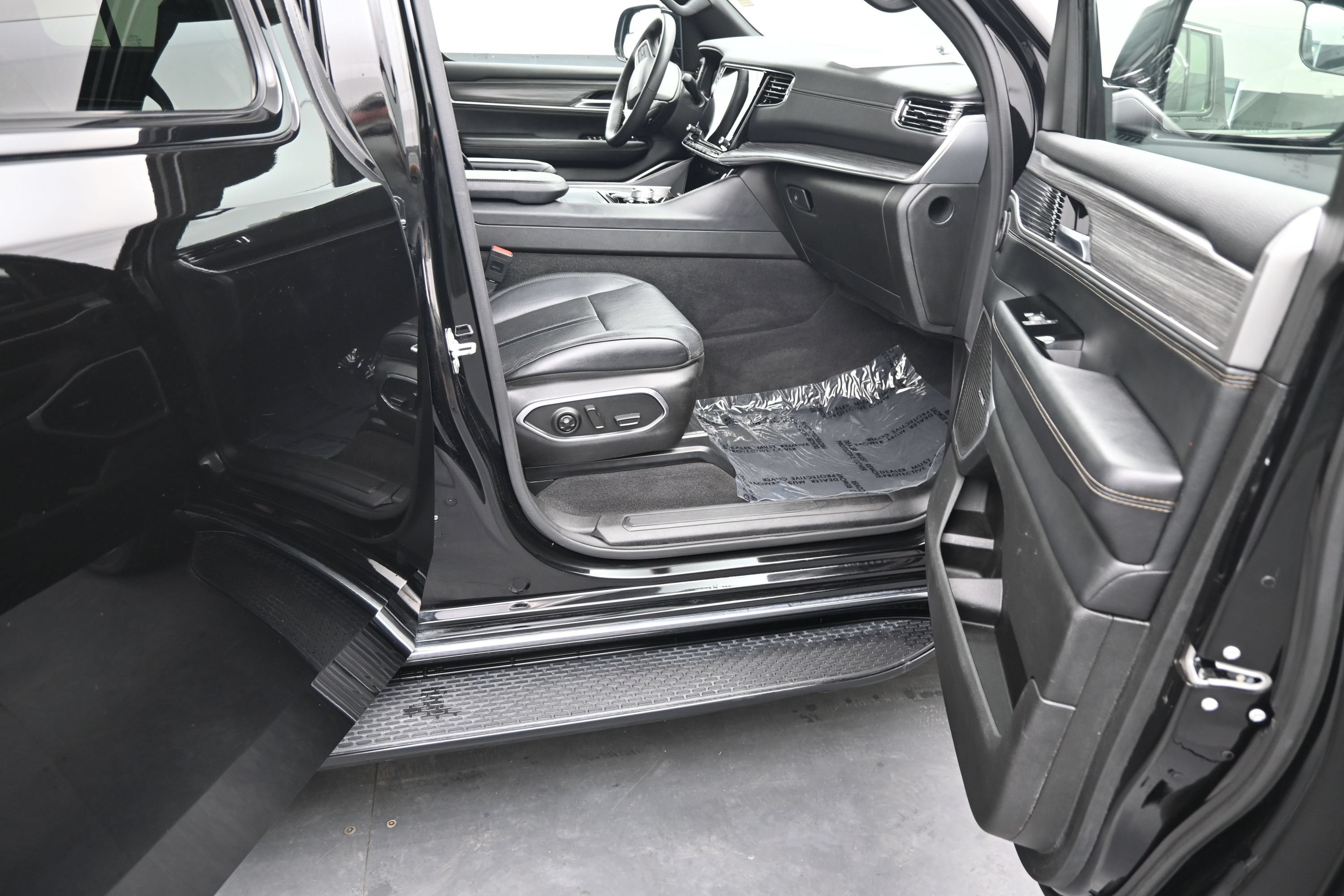 Used 2024 Jeep Wagoneer L Series II RWD image 13