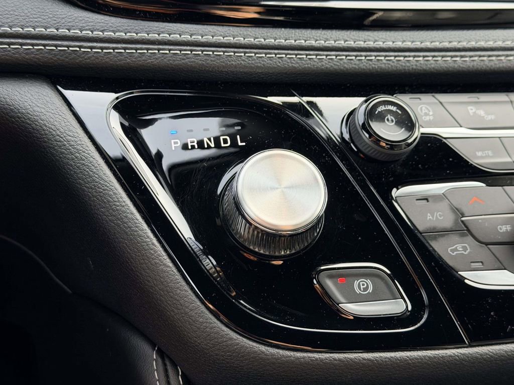 Used 2024 Chrysler Pacifica Limited w/ S Appearance Package image 6