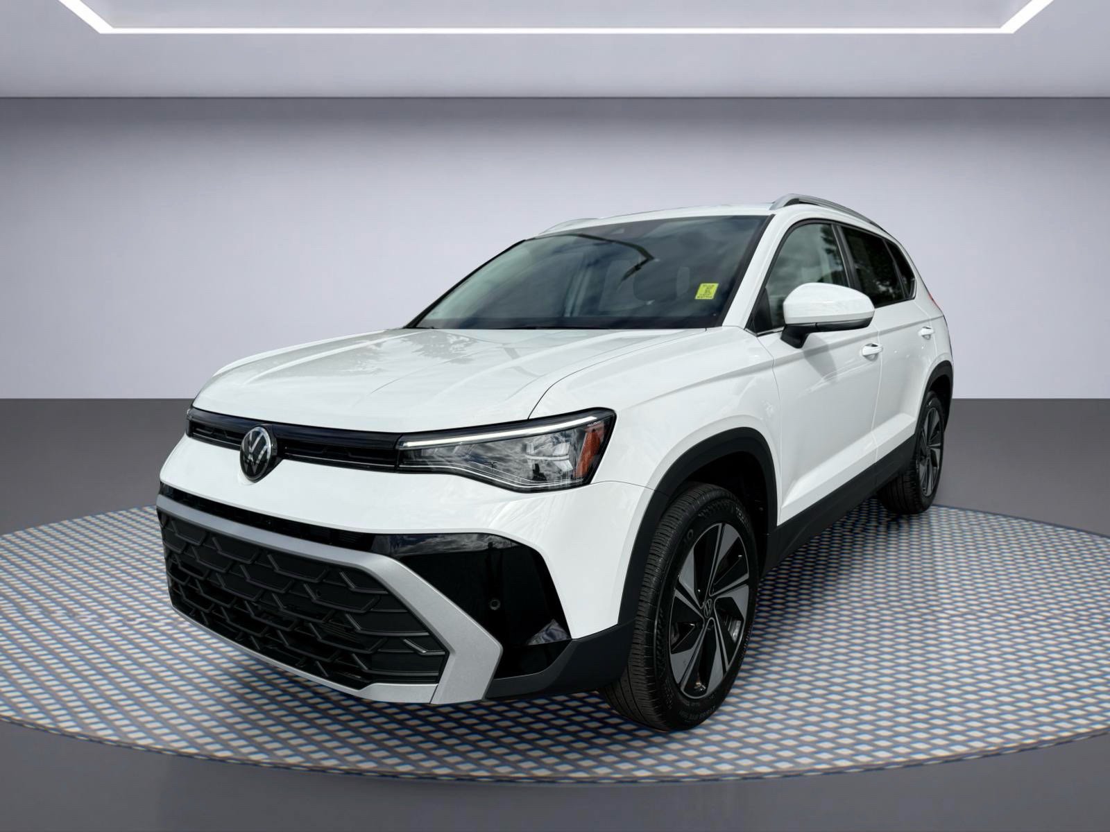 Used 2025 Volkswagen Taos SE AWD/4WD image 2