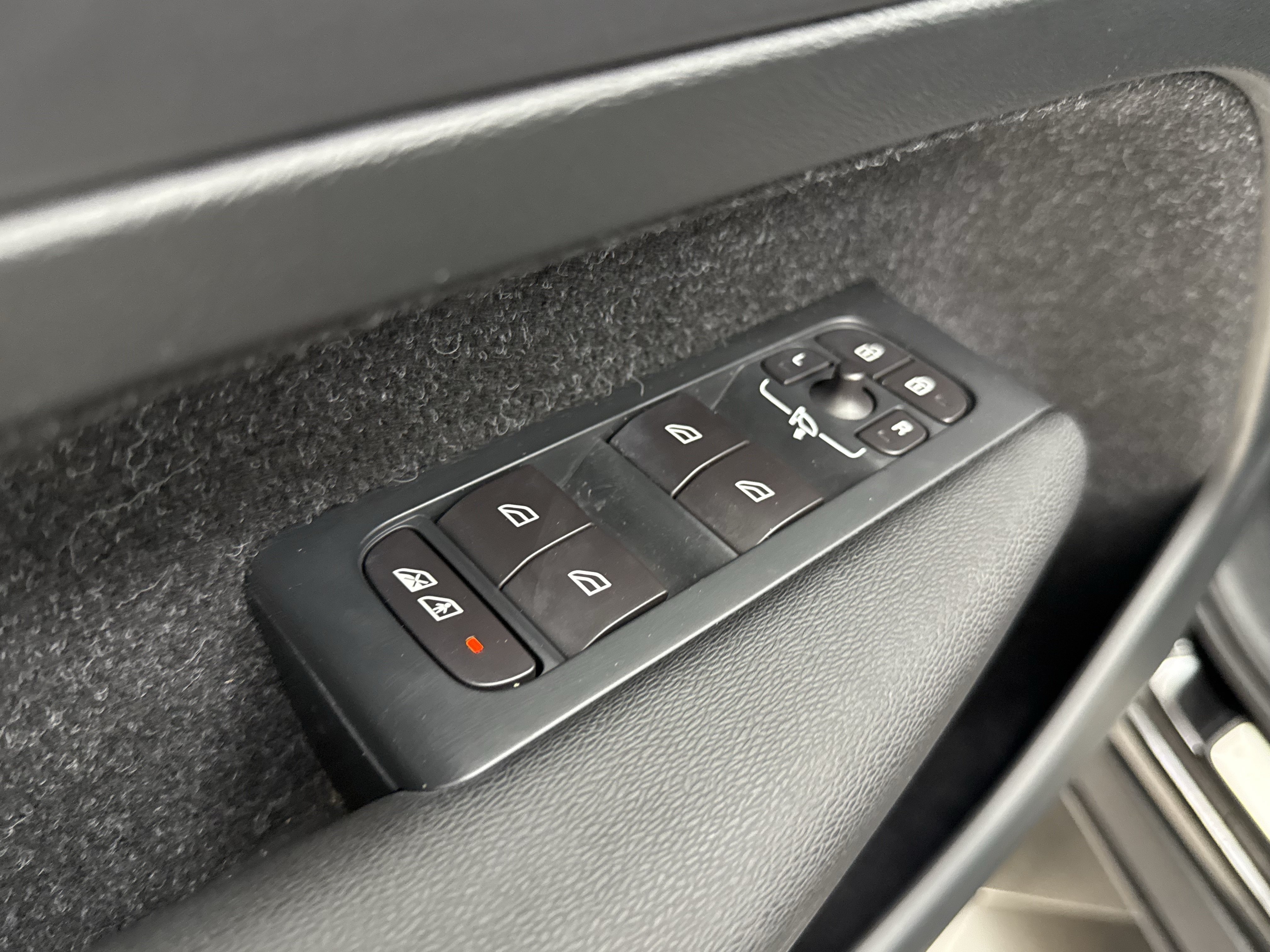 Used 2019 Volvo XC40 T5 R-Design AWD/4WD image 12
