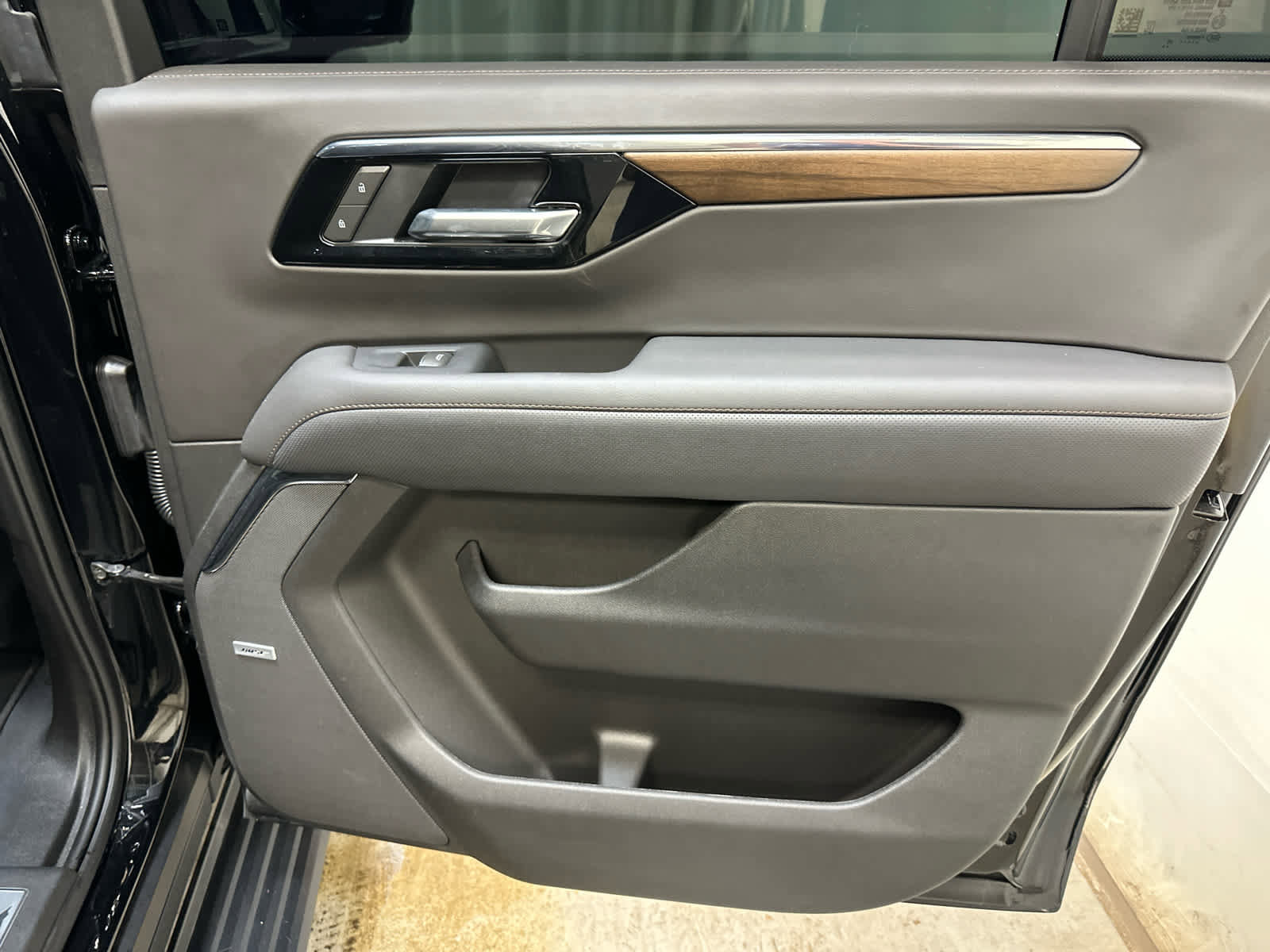 Used 2025 Chevrolet Suburban High Country image 34