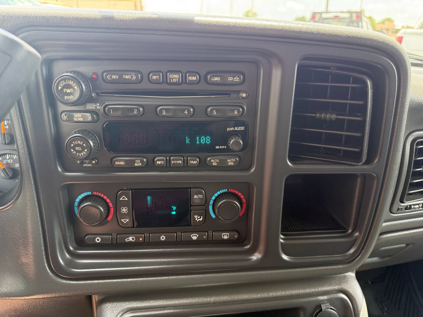 Used 2004 Chevrolet Avalanche 2500 w/ Preferred Equipment Group AWD/4WD image 18