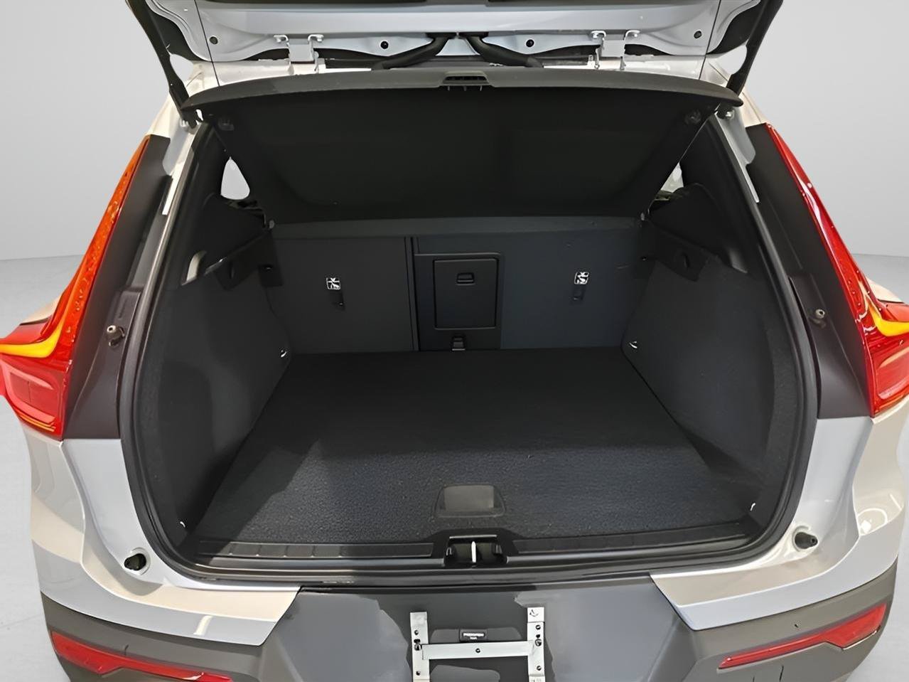 Used 2022 Volvo XC40 T5 Momentum AWD/4WD image 9