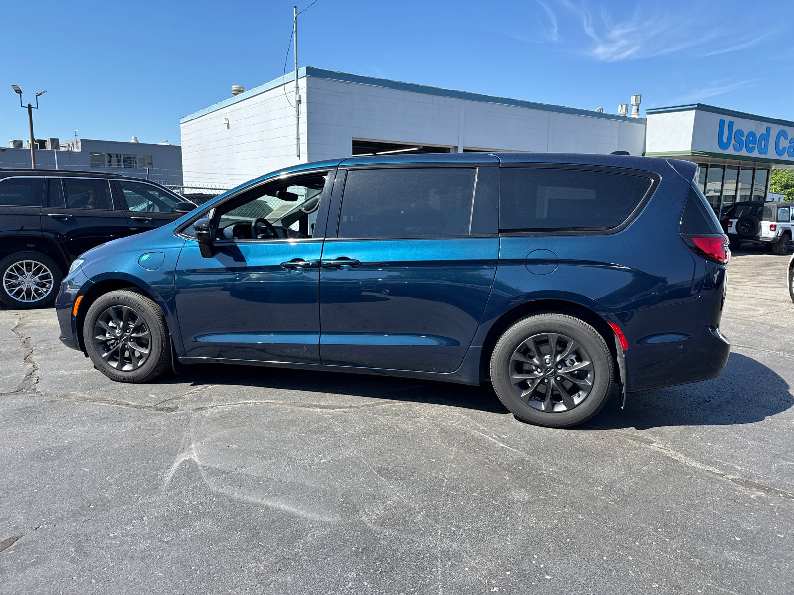 Used 2024 Chrysler Pacifica Limited FWD image 3