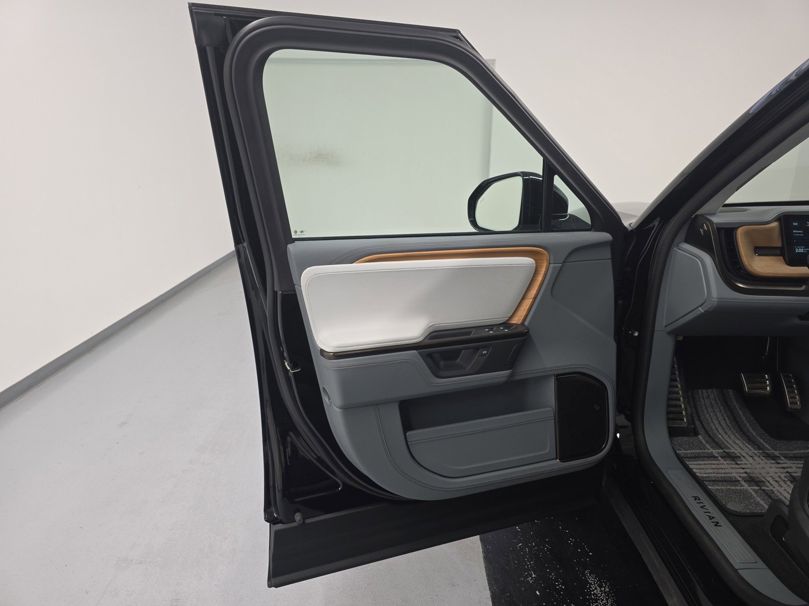 Used 2025 Rivian R1T Premium AWD/4WD image 16