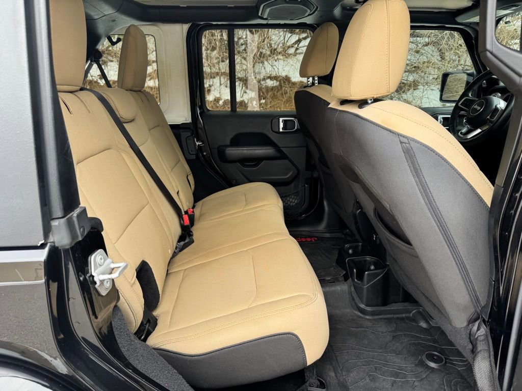 Used 2018 Jeep Wrangler Unlimited Sahara image 15