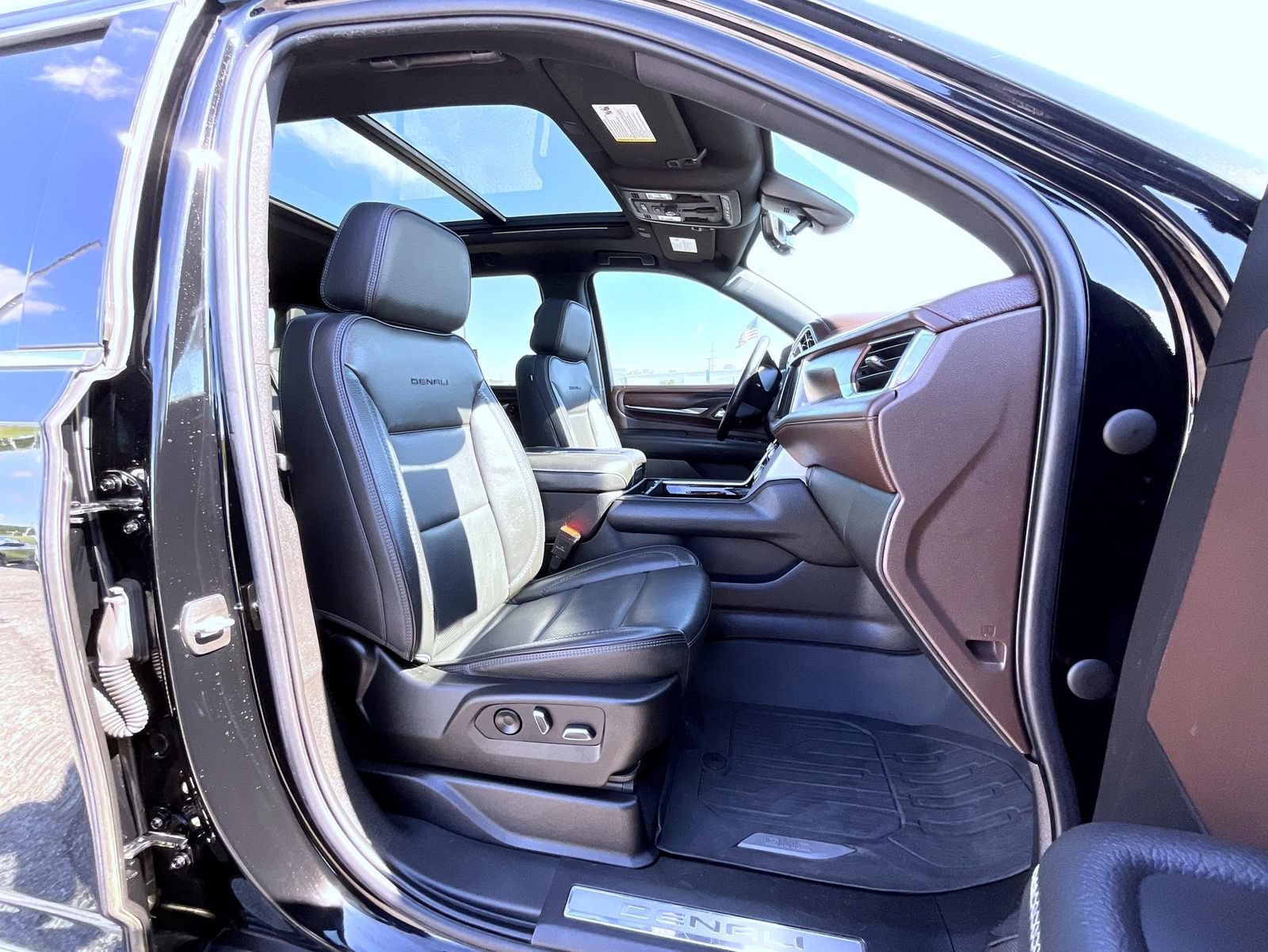 Certified 2022 GMC Yukon XL Denali w/ Denali Premium Package AWD/4WD image 15