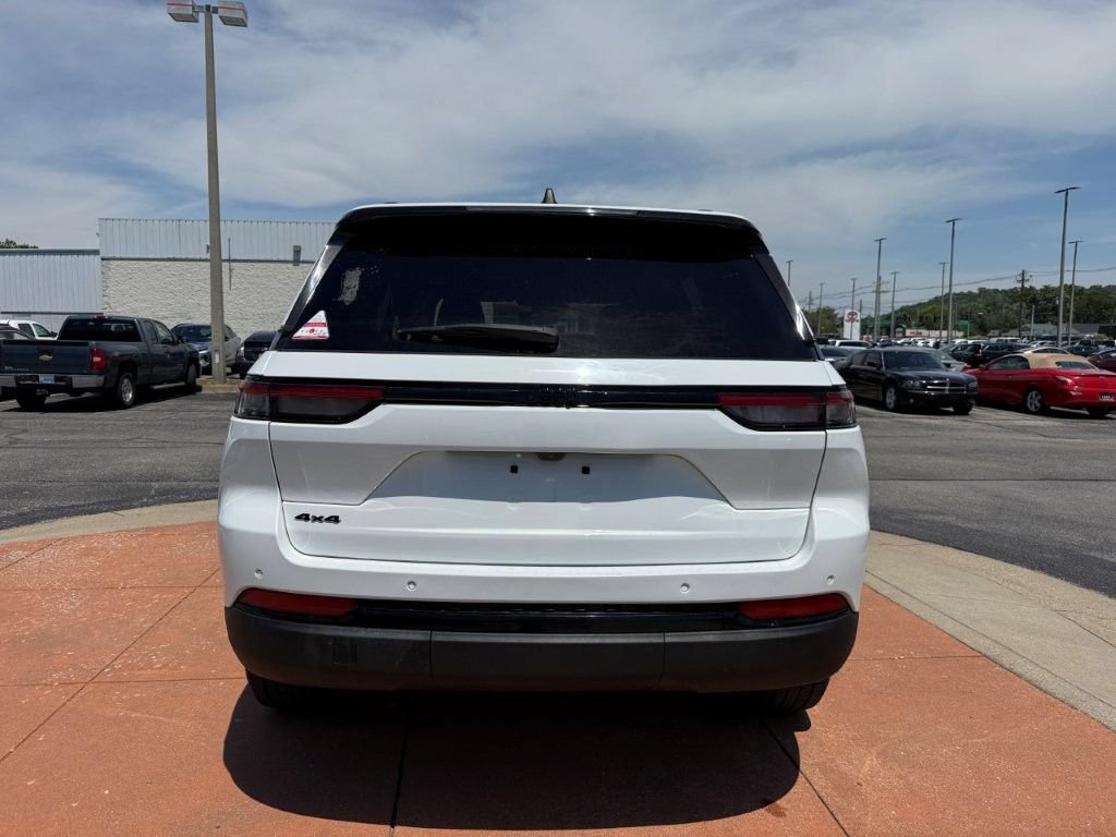 Used 2023 Jeep Grand Cherokee Altitude AWD/4WD image 5