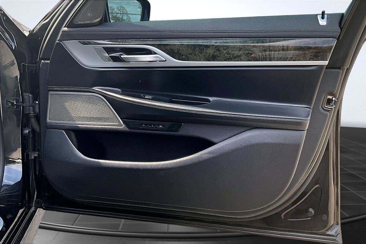 Used 2020 BMW 750i xDrive w/ M Sport Package image 28