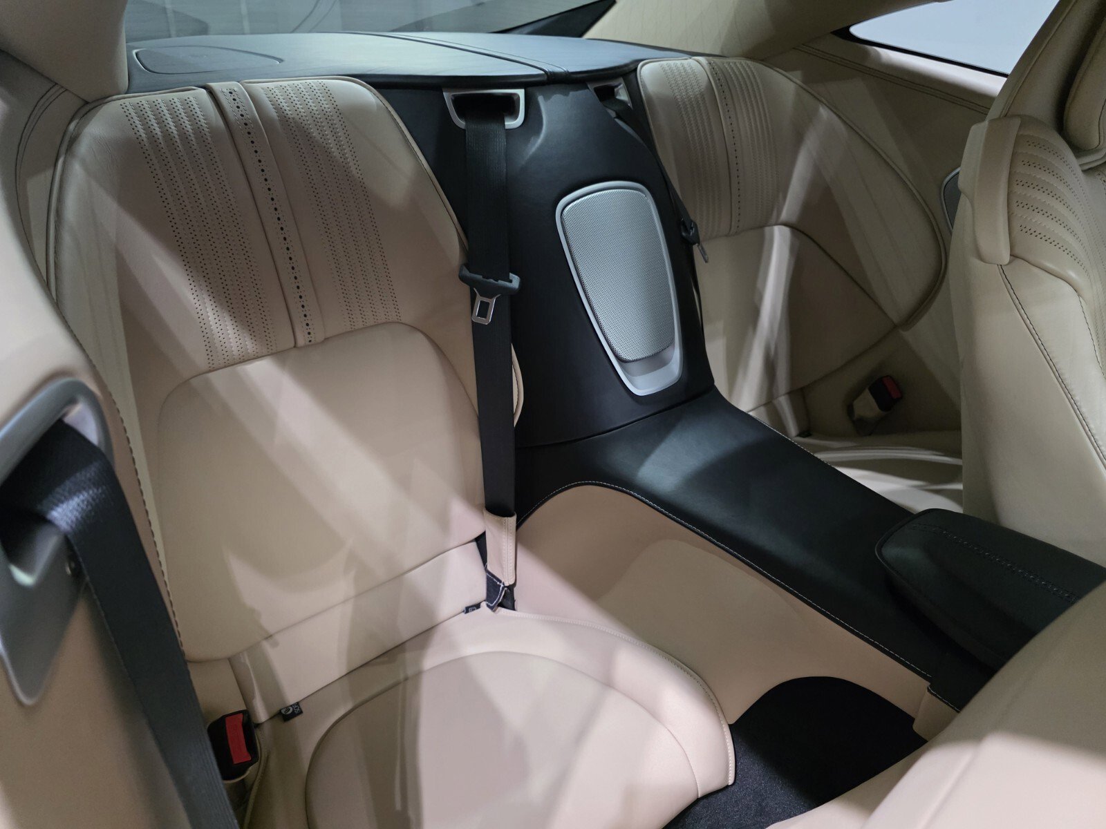 Used 2023 Aston Martin DB11 Coupe image 18