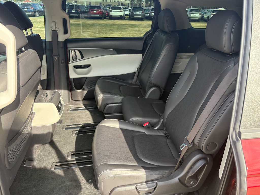 Used 2024 Kia Carnival LX image 23