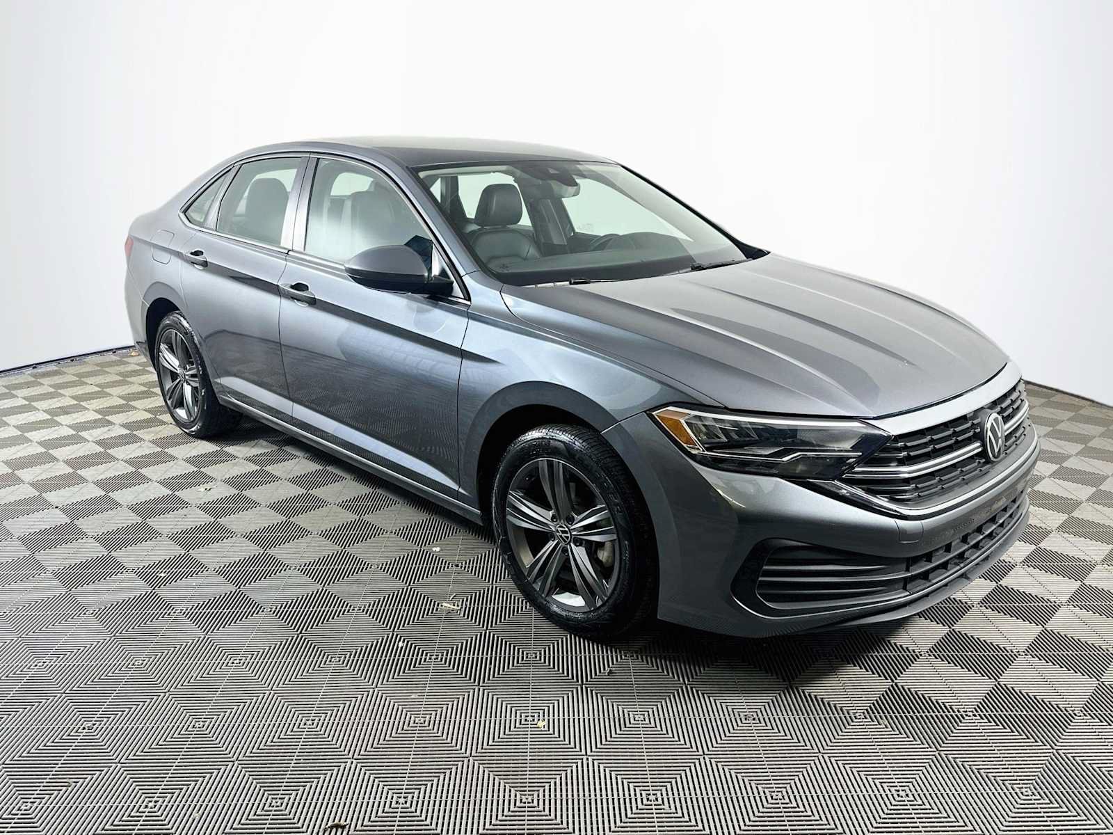 Used 2024 Volkswagen Jetta SE FWD image 3