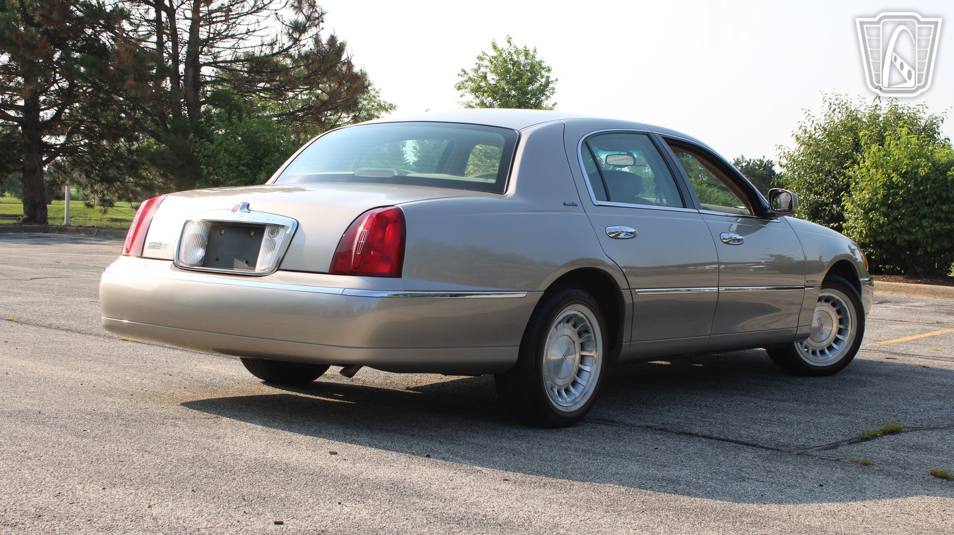 Used 2002 Lincoln Town Car Executive RWD image 29