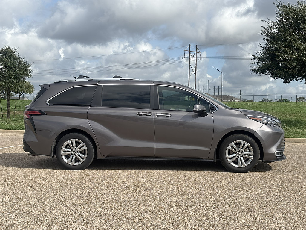 Used 2024 Toyota Sienna Platinum AWD/4WD image 4