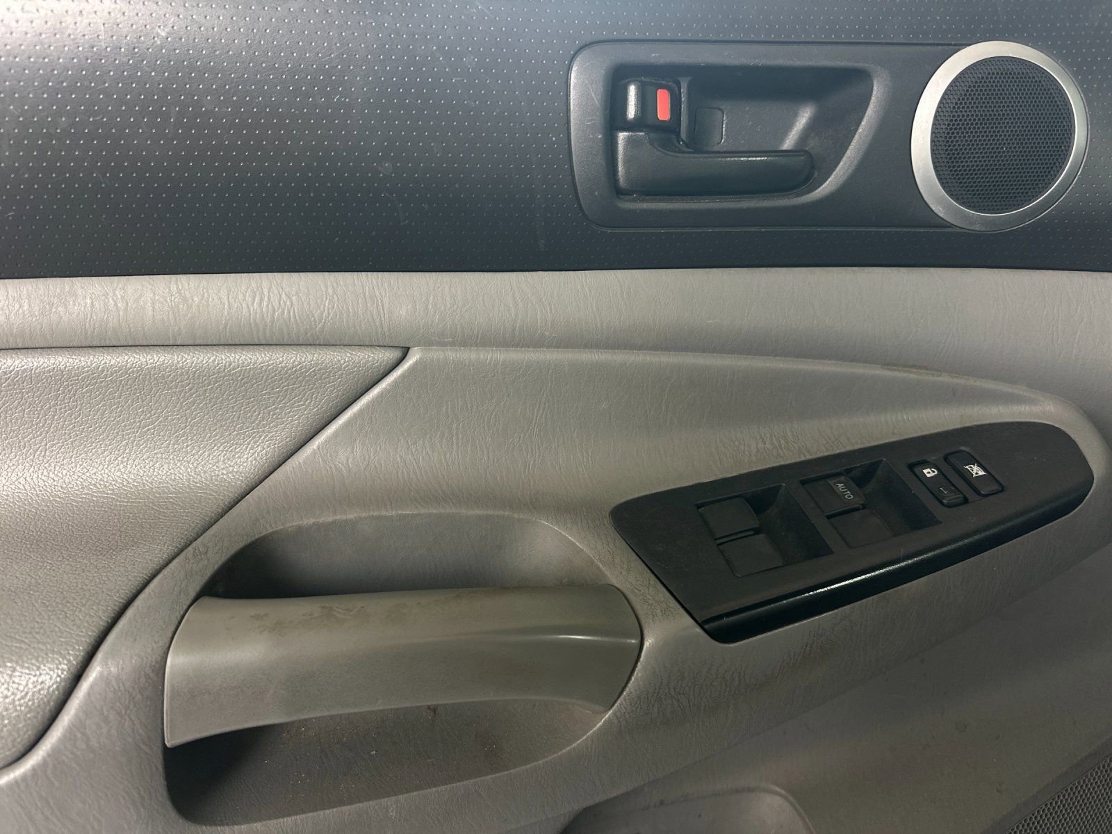 Used 2012 Toyota Tacoma w/ SR5 Pkg image 10