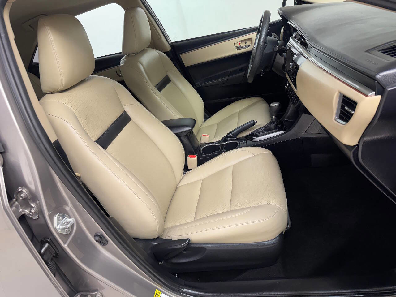Used 2016 Toyota Corolla LE image 23