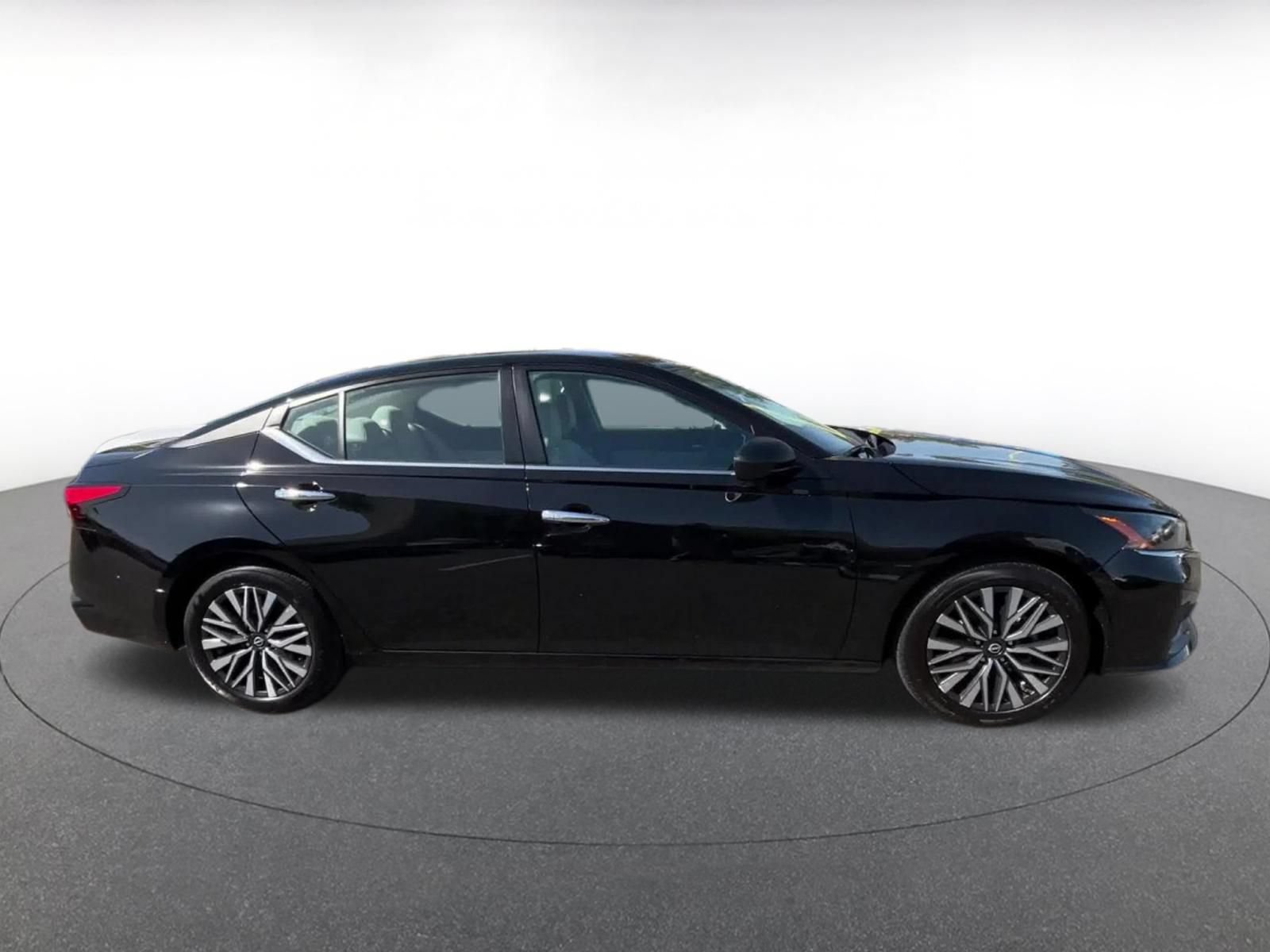Used 2025 Nissan Altima 2.5 SV FWD image 15