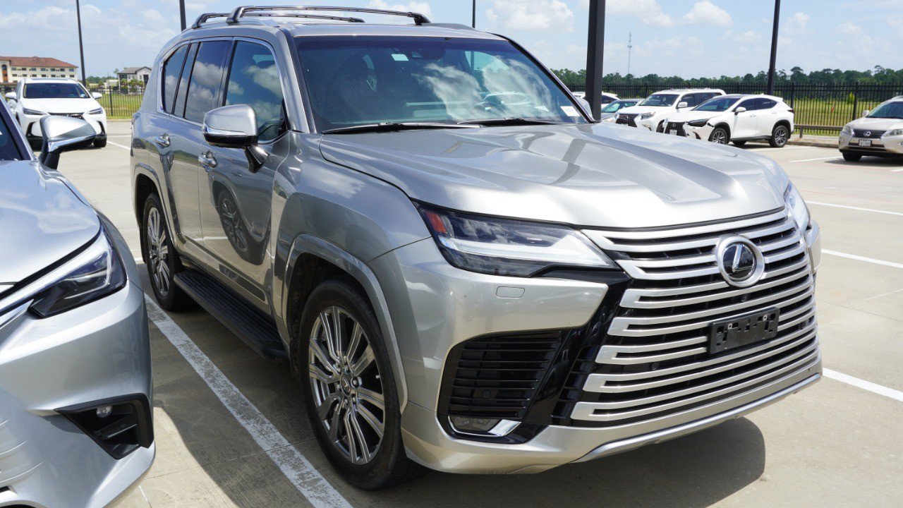 Used 2022 Lexus LX 600 4WD w/ Accessory Package (Z1) image 3