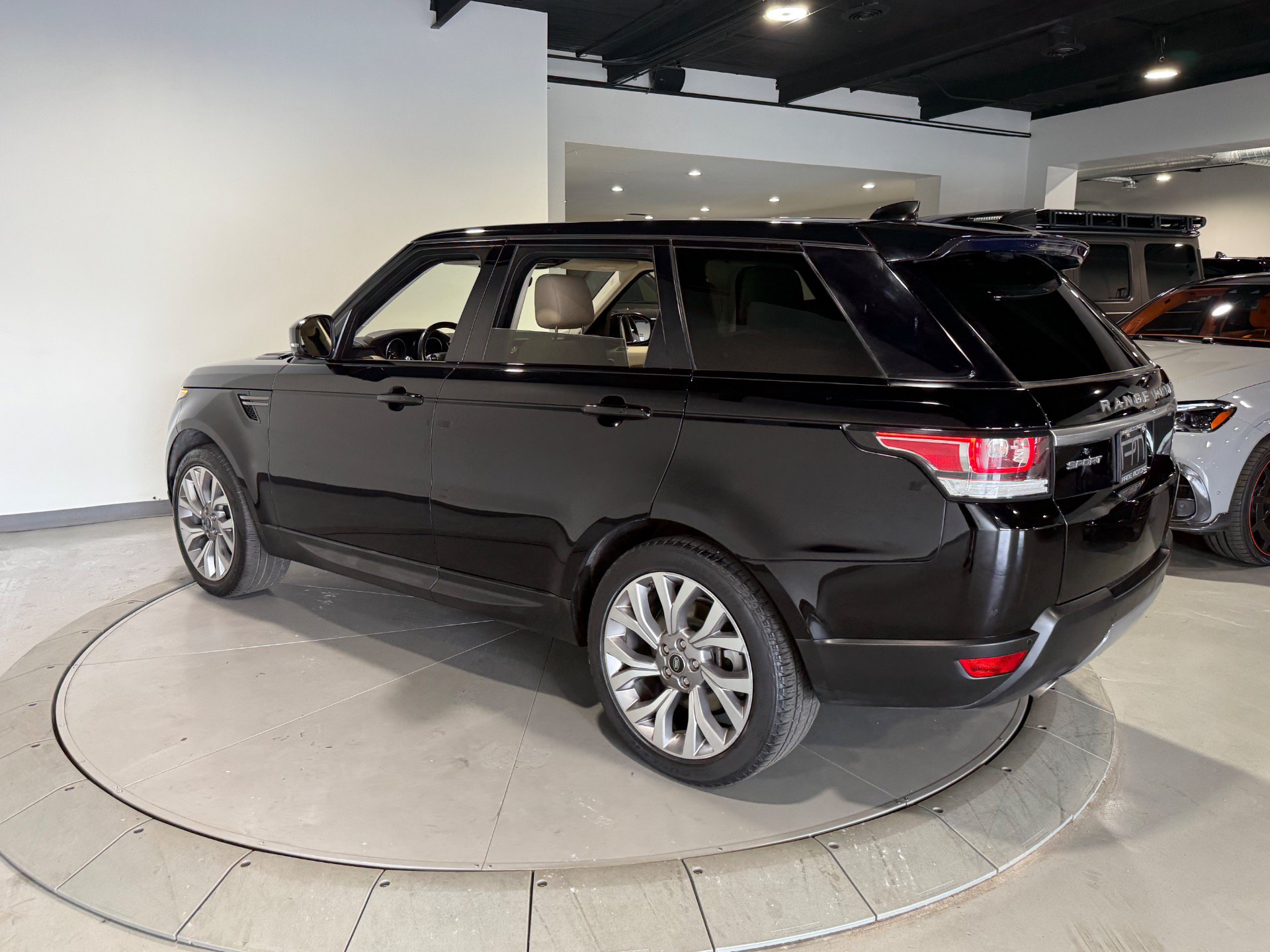 Used 2017 Land Rover Range Rover Sport SE AWD/4WD image 9
