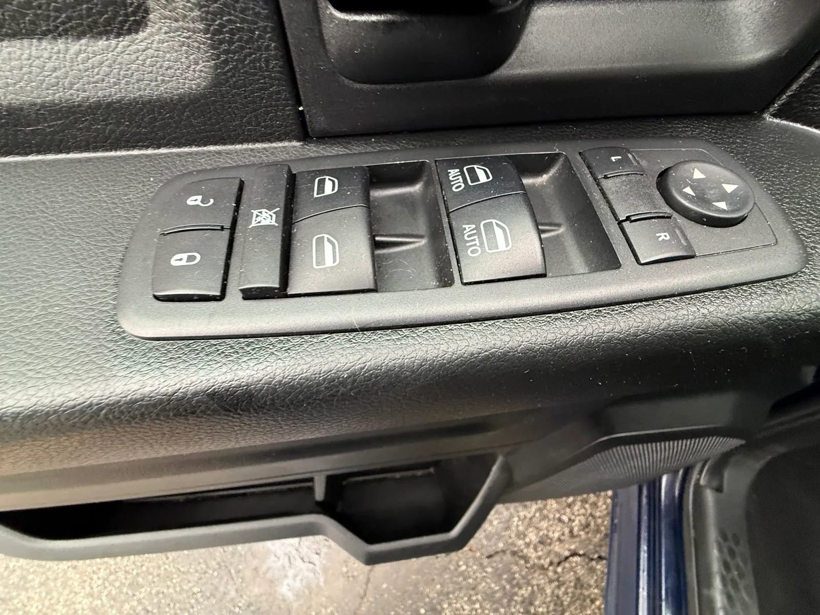 Used 2018 RAM 1500 SLT image 16