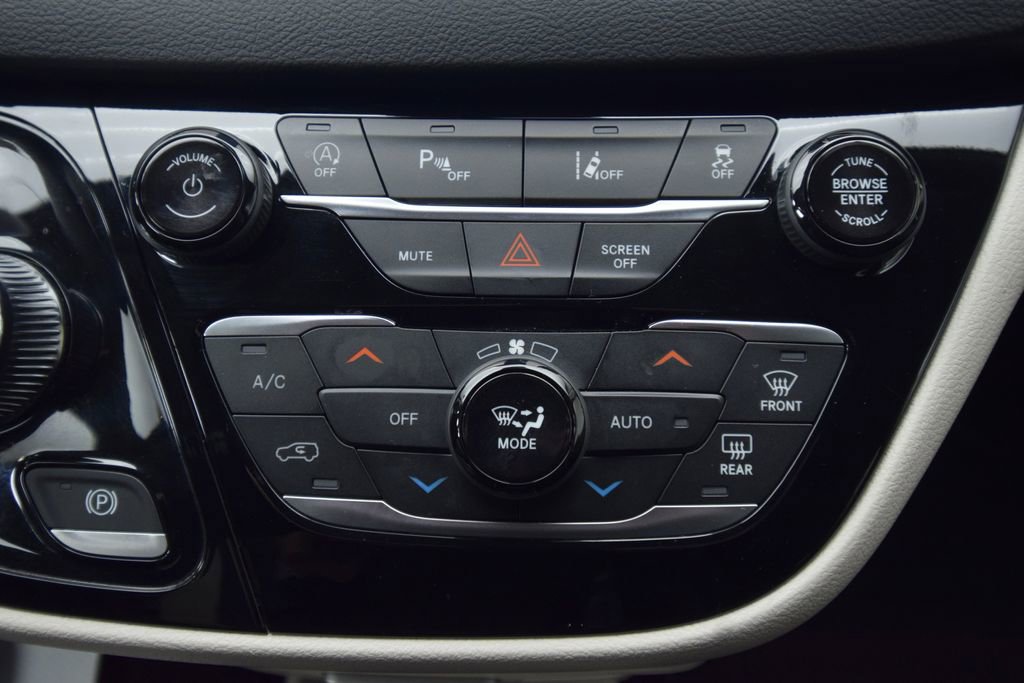 Used 2024 Chrysler Pacifica Touring-L image 31