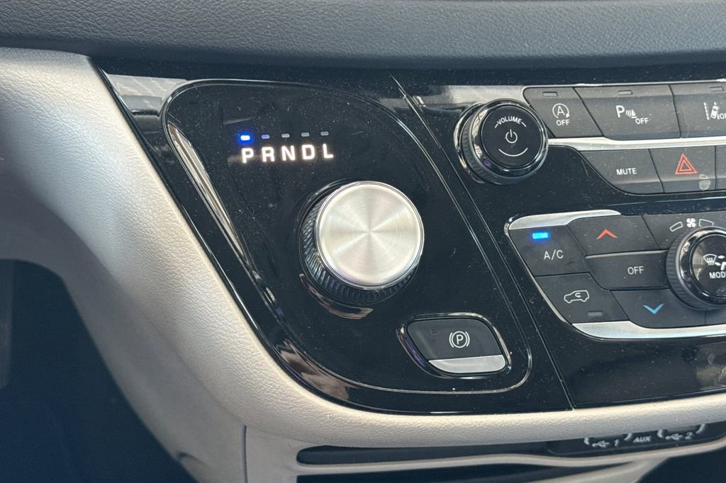 Used 2023 Chrysler Pacifica Touring-L FWD image 31