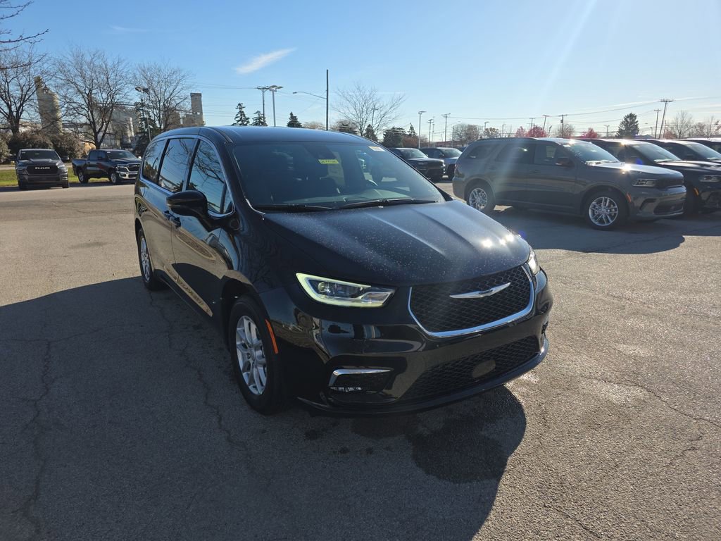 New 2026 Chrysler Pacifica Select image 3