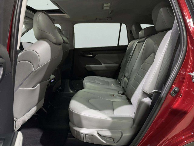 Used 2021 Toyota Highlander XLE image 47