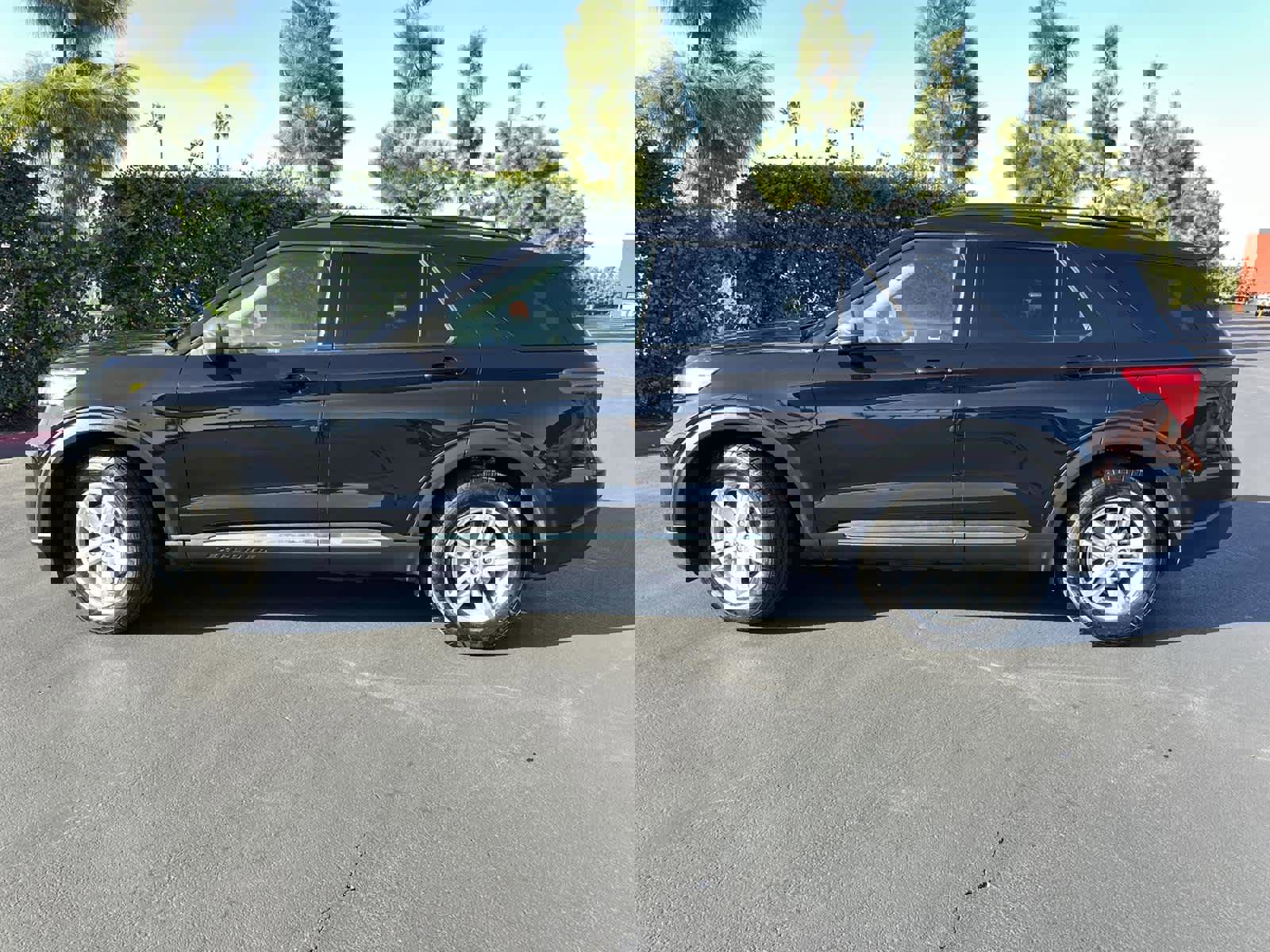 Used 2023 Ford Explorer XLT w/ Equipment Group 202A image 3