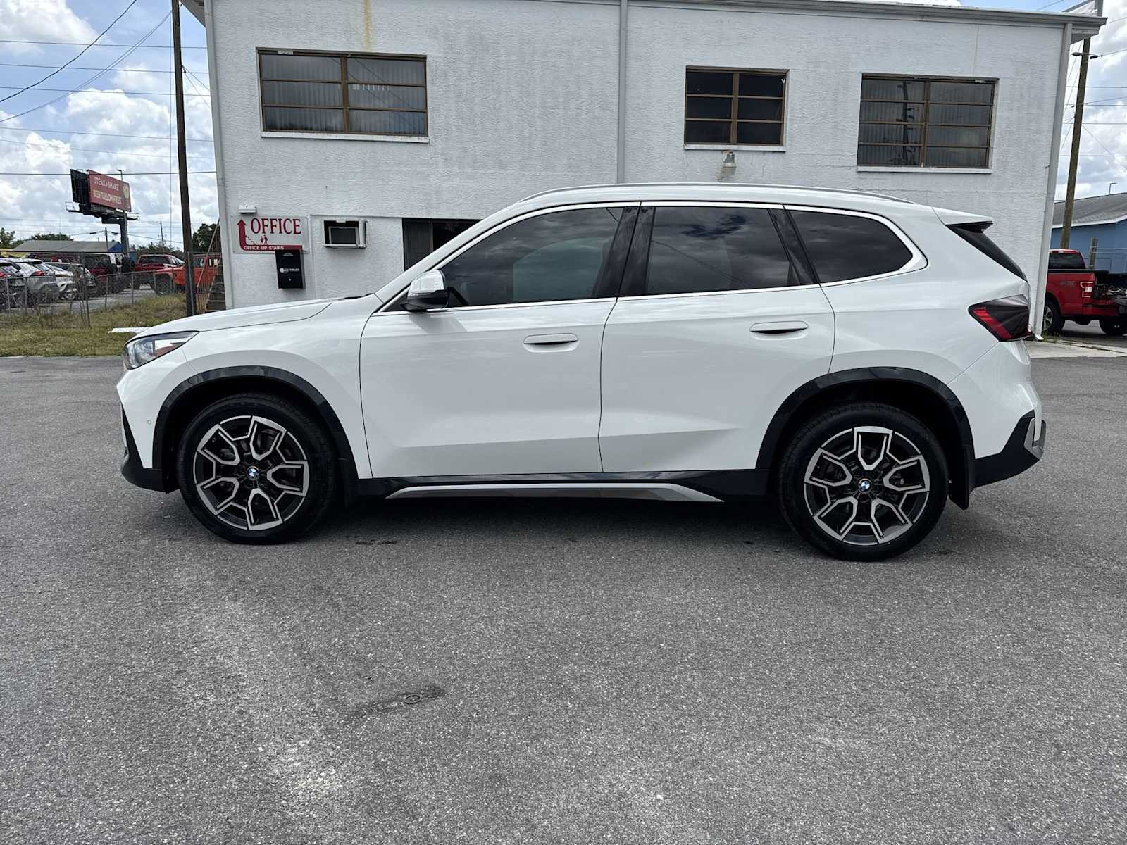 Used 2025 BMW X1 xDrive28i w/ Convenience Package AWD/4WD image 4