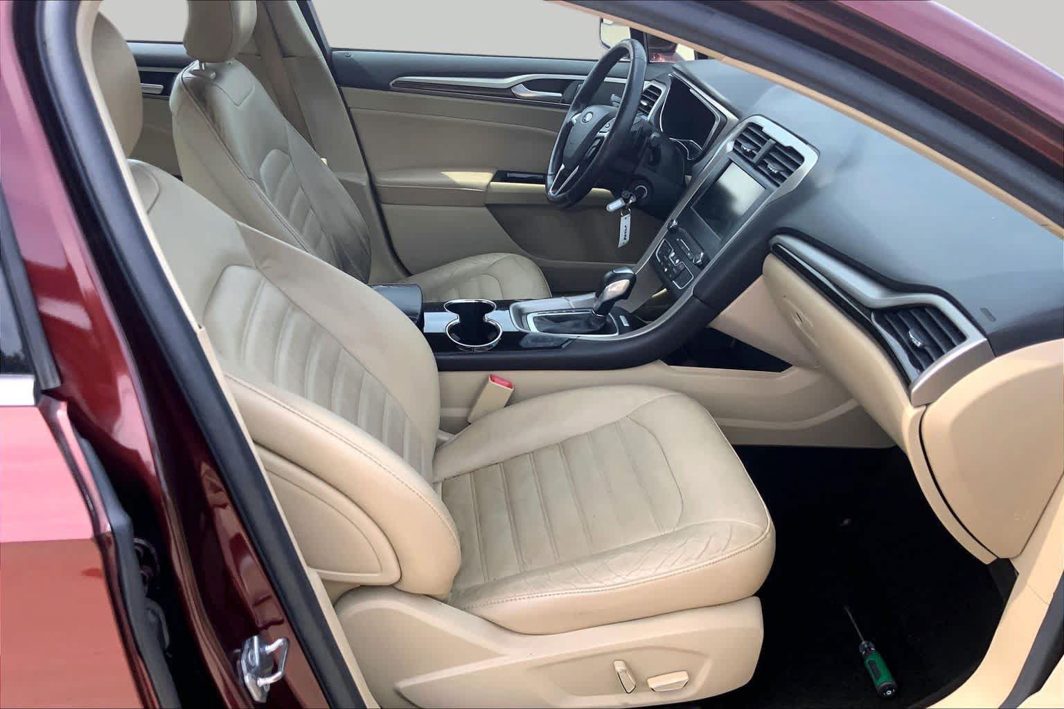 Used 2016 Ford Fusion SE w/ Equipment Group 202A FWD image 9