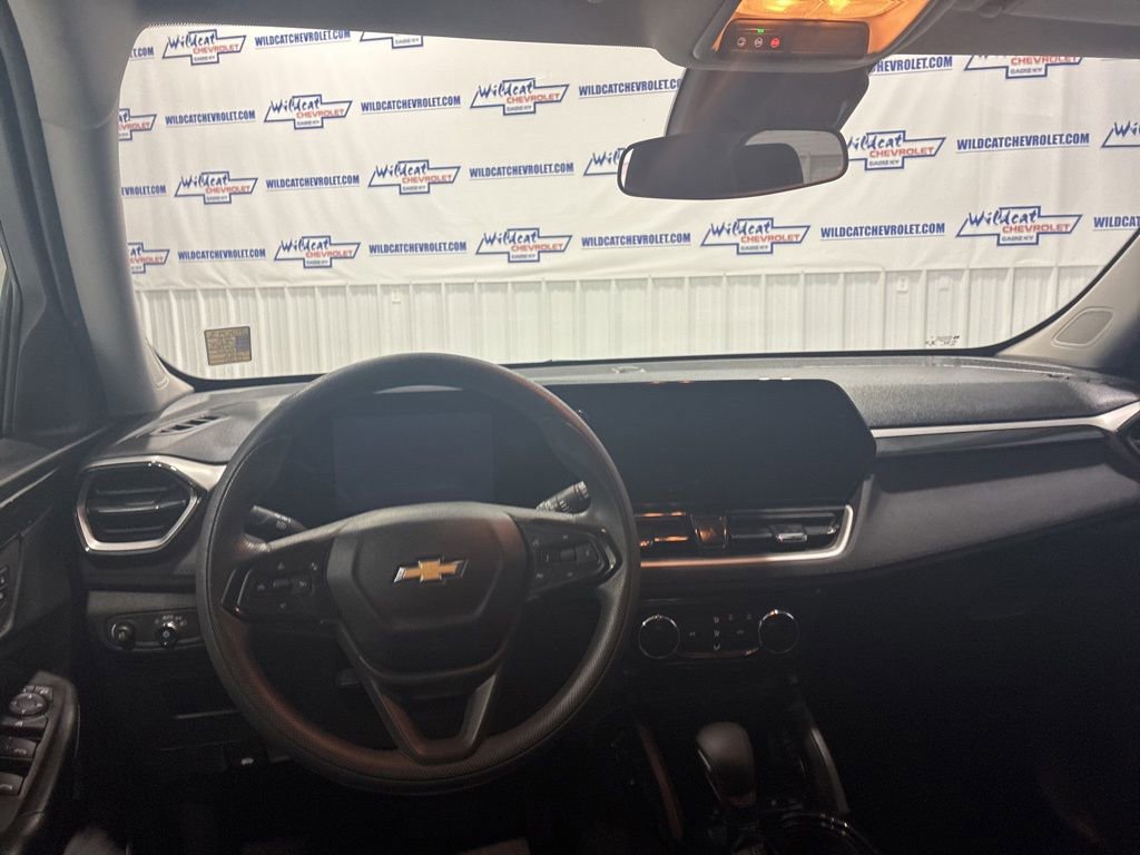 Used 2025 Chevrolet TrailBlazer LT AWD/4WD image 2